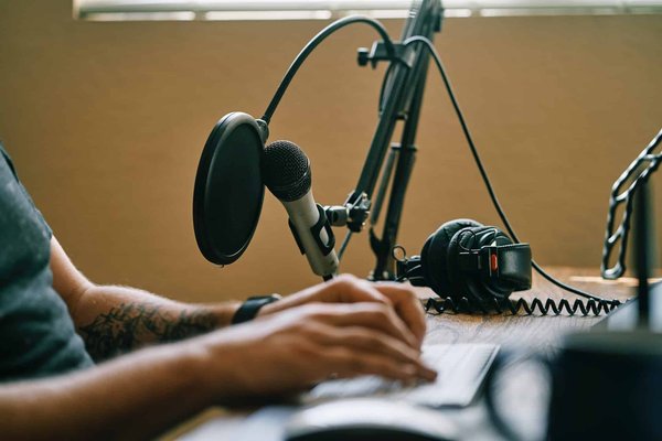 Comment accéder aux podcasts et aux vidéos d'une église proche de chez moi ?