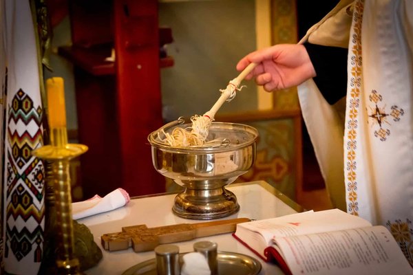 Comment l'église dialogue-t-elle avec les autres religions et courants spirituels ?